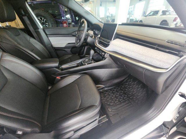 Used 2023 Jeep Compass Latitude w/ Sun and Sound Group AWD/4WD image 13