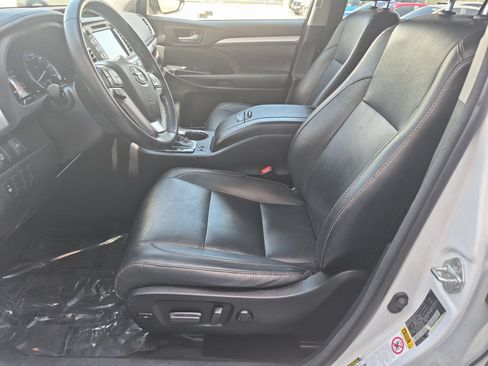 Used 2018 Toyota Highlander XLE AWD/4WD image 11