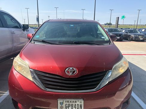 Used 2013 Toyota Sienna LE w/ Towing Pkg AWD/4WD image 2
