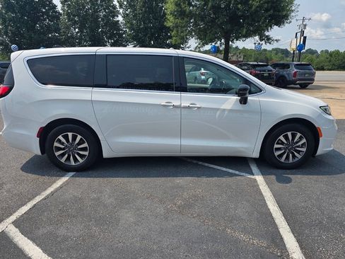 Used 2024 Chrysler Pacifica Limited FWD image 7