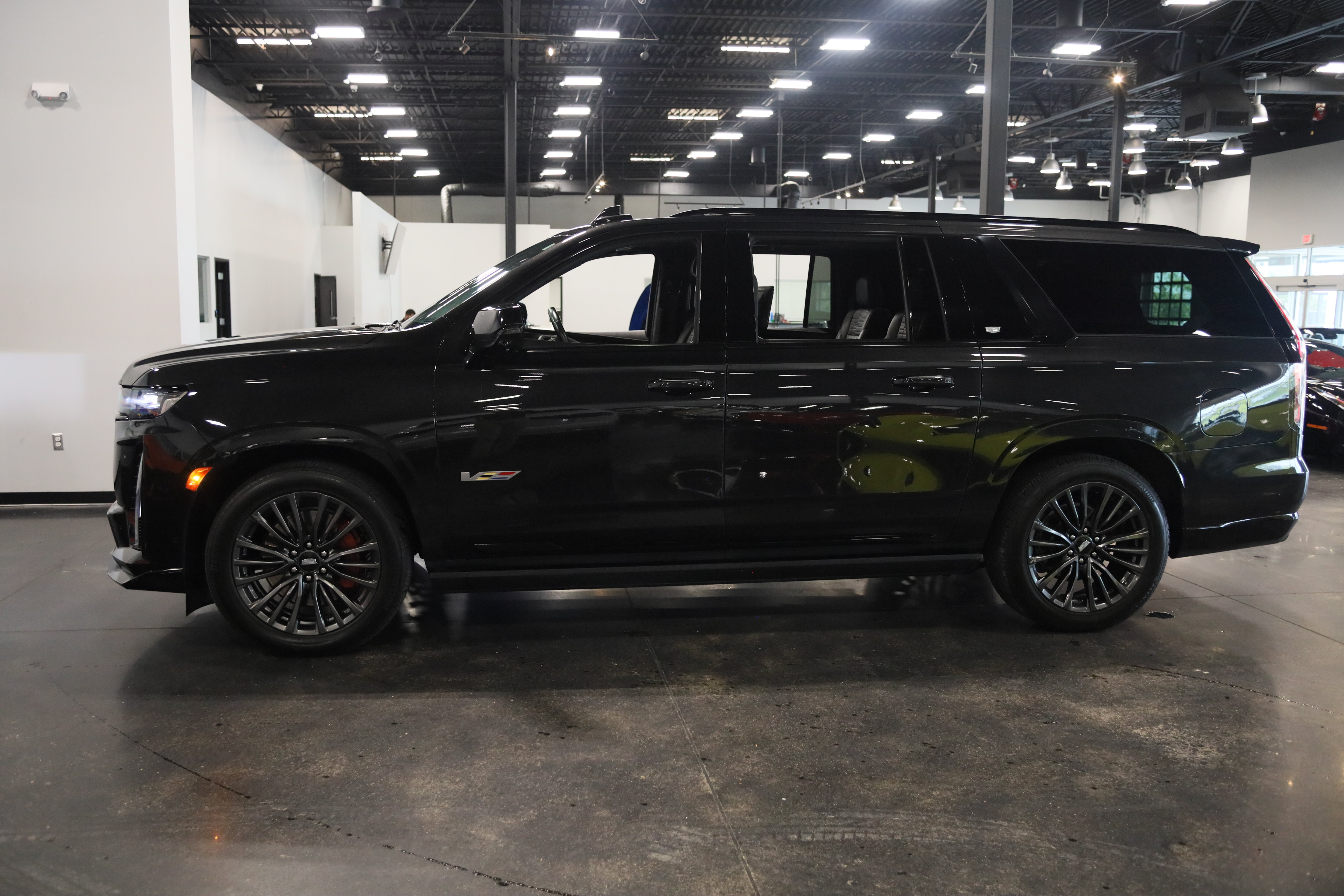 Used 2024 Cadillac Escalade ESV V AWD/4WD image 9