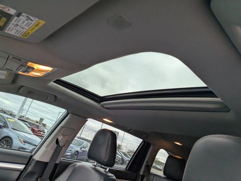 Used 2019 Toyota Highlander XLE image 18