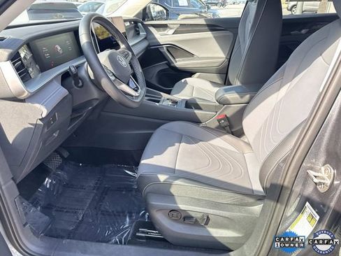 Used 2025 Volkswagen Tiguan SE FWD image 14