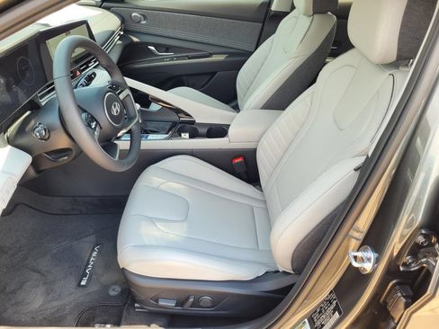 Certified 2025 Hyundai Elantra Limited FWD image 7