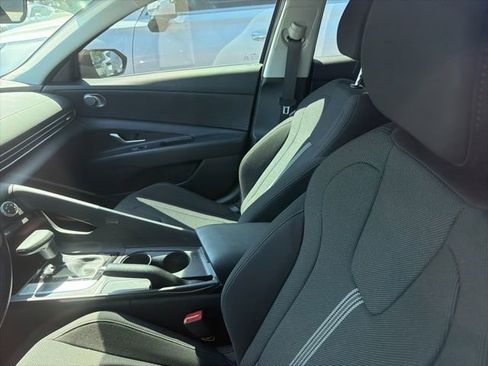Used 2025 Hyundai Elantra SE FWD image 9