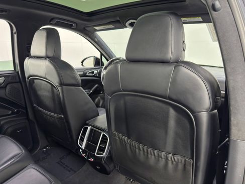 Used 2017 Porsche Cayenne Turbo image 36