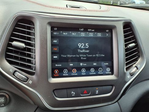 Used 2021 Jeep Cherokee Trailhawk image 12