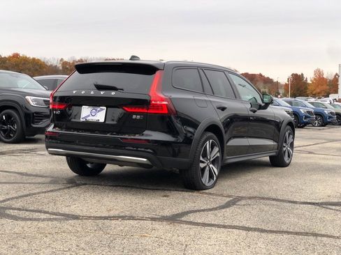 Used 2025 Volvo V60 B5 Cross Country Plus image 6