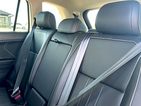 Used 2024 Volkswagen Tiguan SE w/ Panoramic Sunroof Package image 19