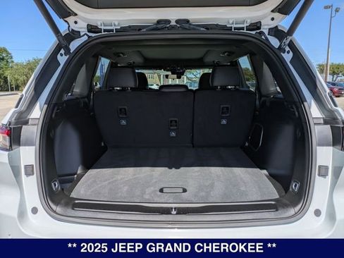 New 2025 Jeep Grand Cherokee Limited w/ Black Appearance Package image 13