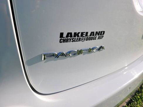 Used 2020 Chrysler Pacifica Touring-L Plus w/ Tire & Wheel Group FWD image 7