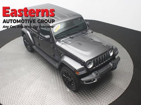 Used 2025 Jeep Wrangler Unlimited Sahara AWD/4WD image 3