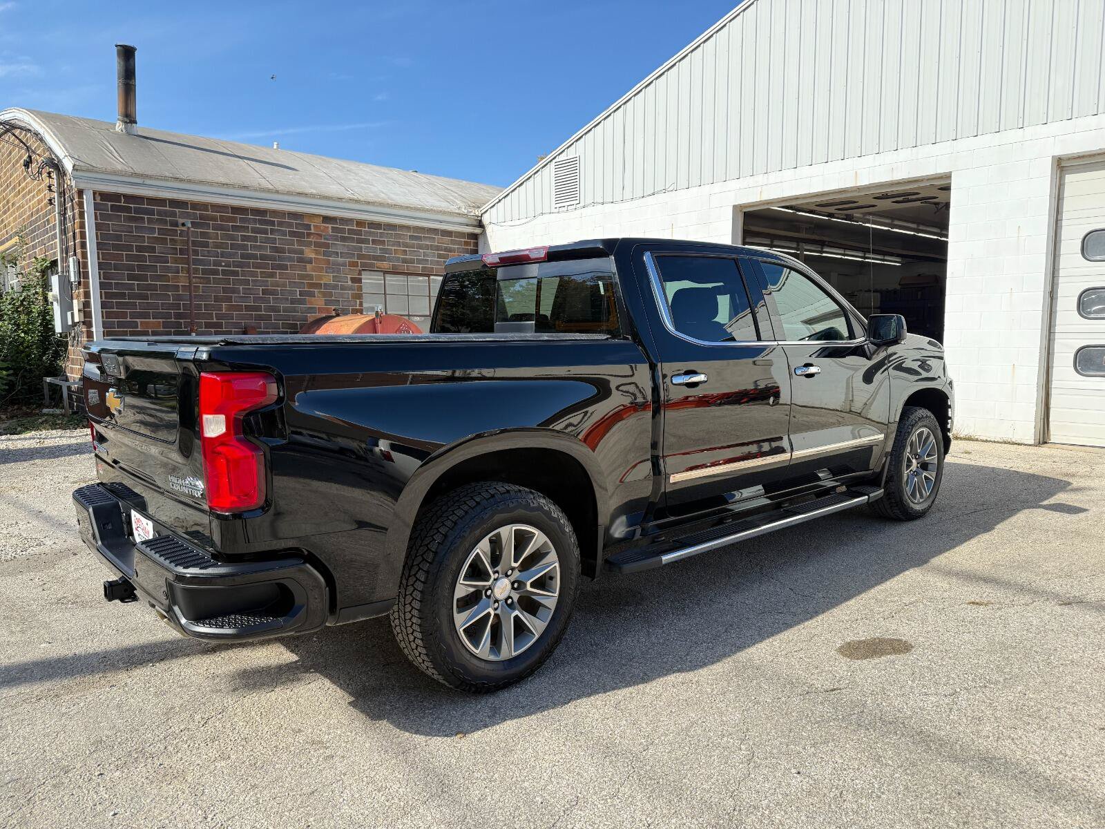 Used 2022 Chevrolet Silverado 1500 High Country w/ Z71 Off-Road Package AWD/4WD image 4
