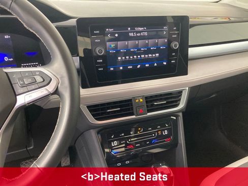 Used 2025 Volkswagen Taos SE AWD/4WD image 2