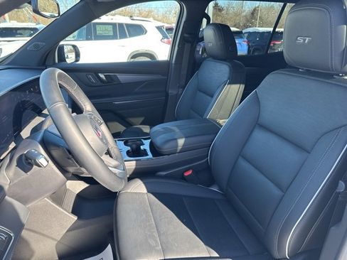 Used 2025 Buick Enclave Sport Touring image 11