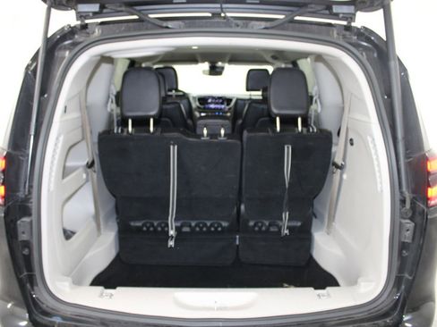 Used 2024 Chrysler Pacifica Touring-L image 13