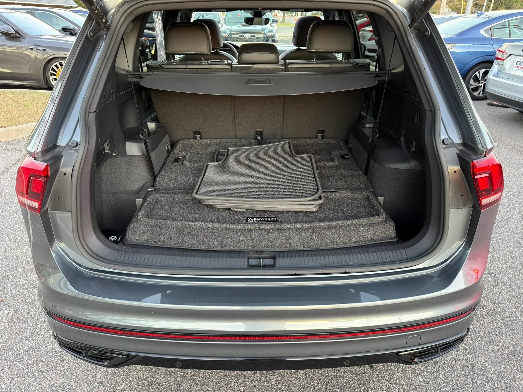 Used 2023 Volkswagen Tiguan SE R-Line FWD image 36