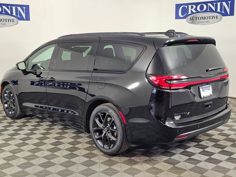 New 2026 Chrysler Pacifica Select w/ S Appearance Package FWD image 3
