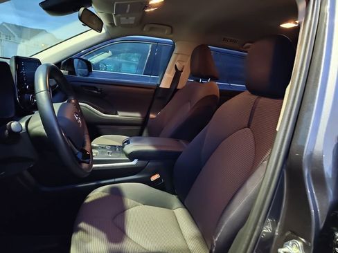 Used 2021 Toyota Highlander LE image 6