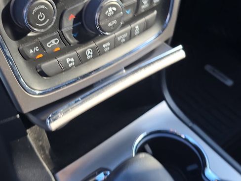 Used 2019 Jeep Grand Cherokee Laredo image 27