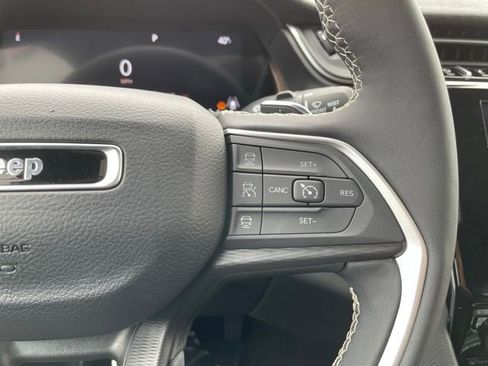 Used 2025 Jeep Grand Cherokee L Altitude AWD/4WD image 17