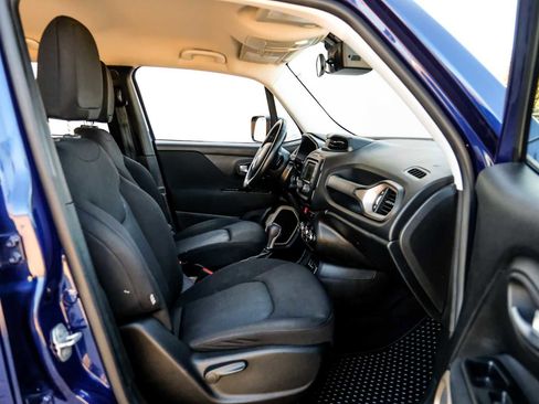 Used 2017 Jeep Renegade Latitude w/ Cold Weather Group image 29