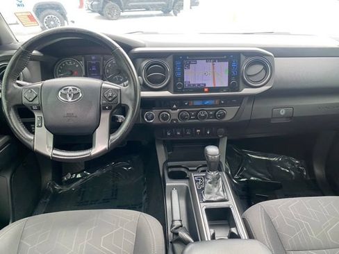 Used 2017 Toyota Tacoma TRD Off-Road AWD/4WD image 10