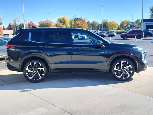 New 2025 Mitsubishi Outlander SE image 13