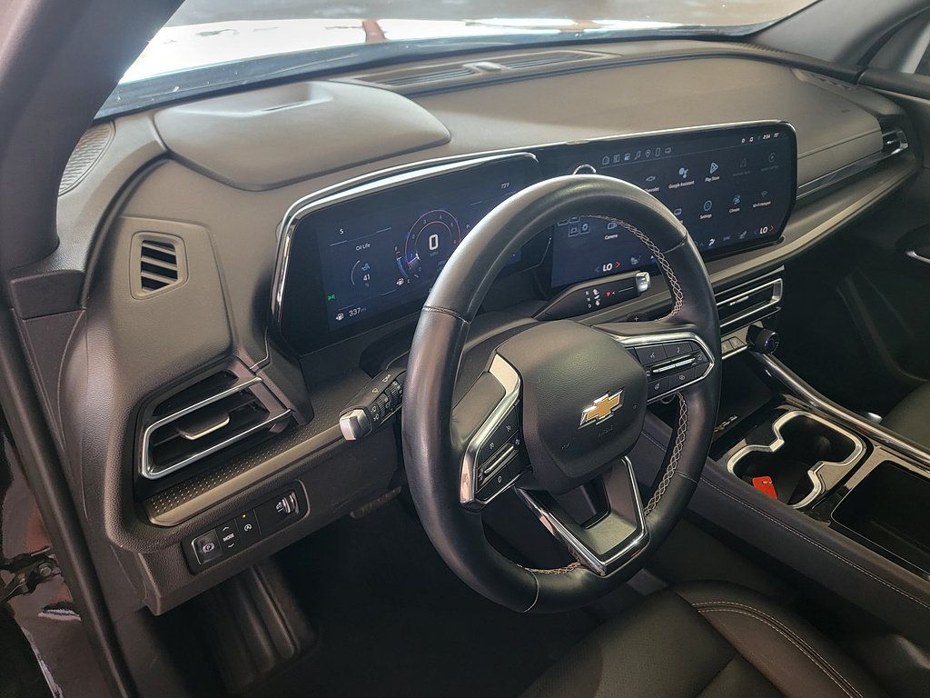 Used 2025 Chevrolet Traverse LT FWD image 9
