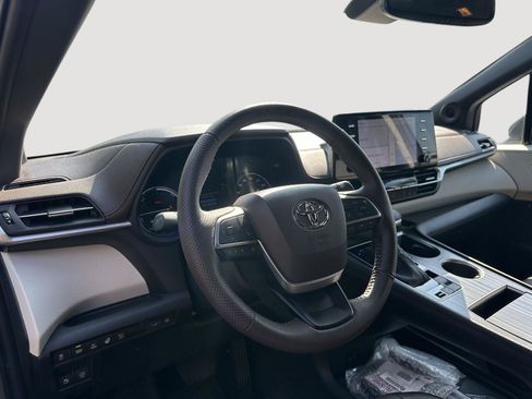 Used 2023 Toyota Sienna Platinum FWD image 11
