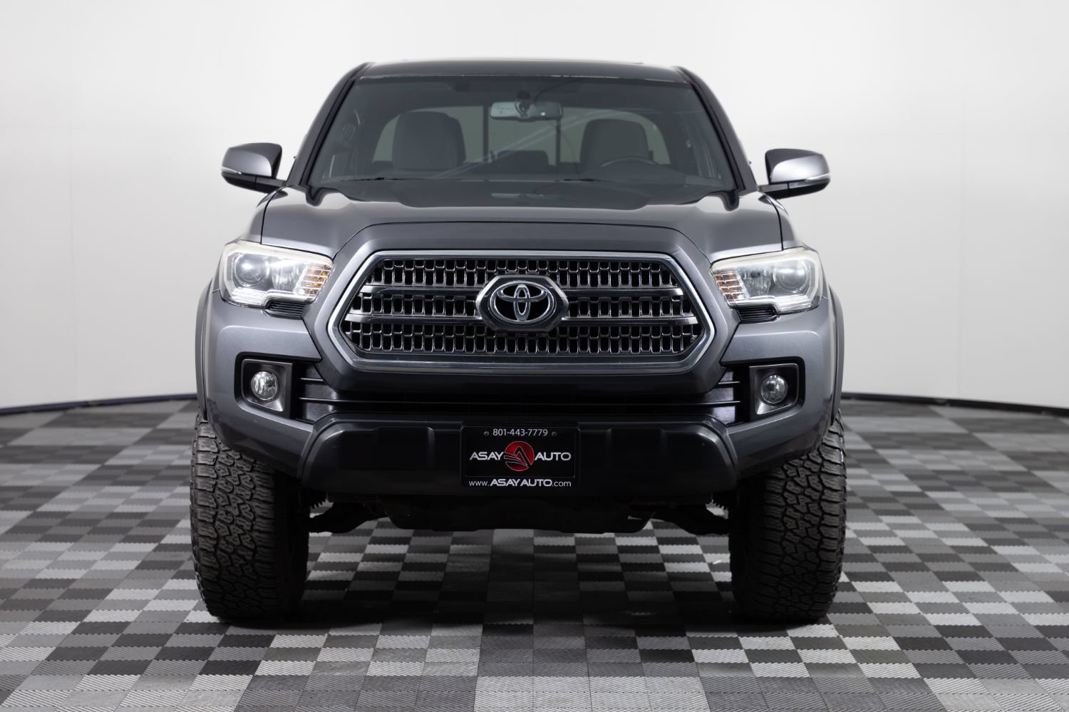 Used 2017 Toyota Tacoma TRD Off-Road w/ Premium & Technology Package AWD/4WD image 11