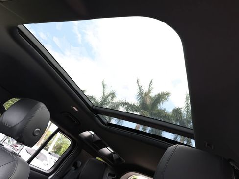 Used 2023 Land Rover Defender 110 X-Dynamic SE AWD/4WD image 18