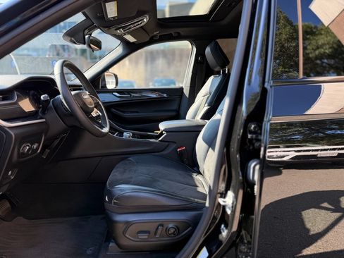 Used 2023 Jeep Grand Cherokee Altitude AWD/4WD image 13