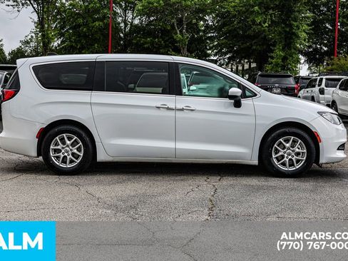 Used 2023 Chrysler Voyager LX FWD image 10