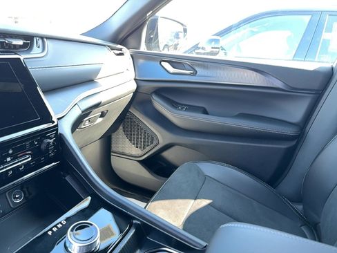 New 2025 Jeep Grand Cherokee Altitude image 17