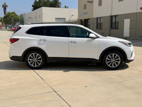 Used 2017 Hyundai Santa Fe SE FWD image 4