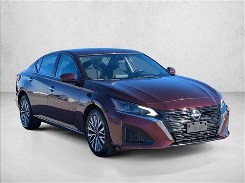 Used 2023 Nissan Altima 2.5 SV image 3