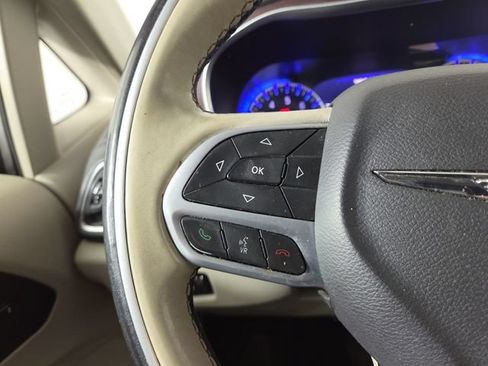Used 2017 Chrysler Pacifica Limited w/ Advanced Safetytec Group FWD image 23