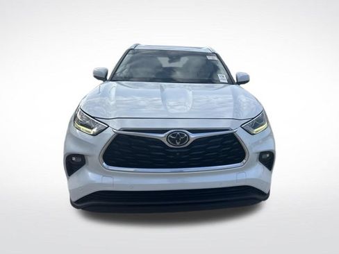 Used 2023 Toyota Highlander Limited FWD image 3