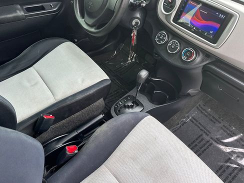Used 2012 Toyota Yaris L image 17