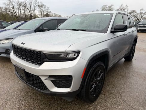 Used 2025 Jeep Grand Cherokee Altitude image 5