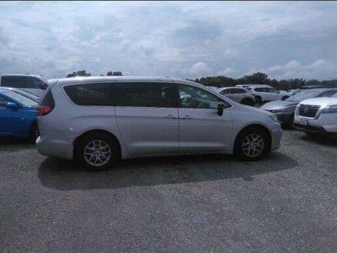 Used 2024 Chrysler Pacifica Touring-L FWD image 2