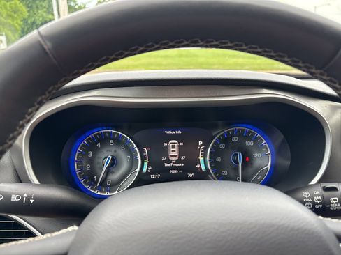 Used 2023 Chrysler Pacifica Touring-L FWD image 12