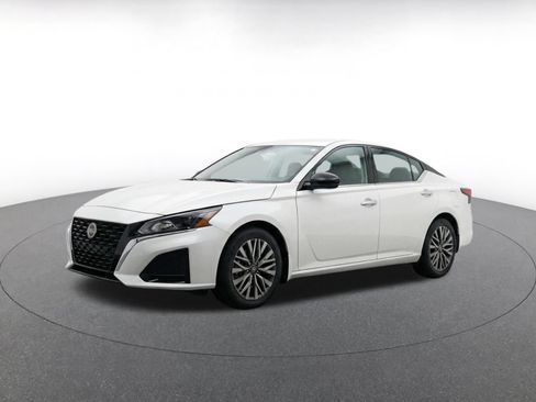 Used 2025 Nissan Altima 2.5 SV FWD image 3