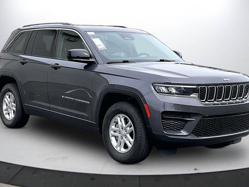 Used 2023 Jeep Grand Cherokee Laredo image 2