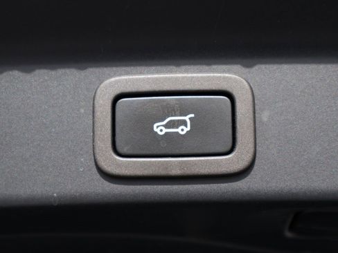 Used 2022 Jaguar F-PACE SVR image 18