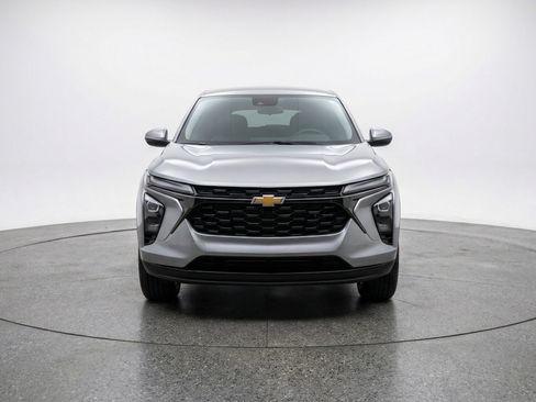 Used 2025 Chevrolet Trax LT image 2