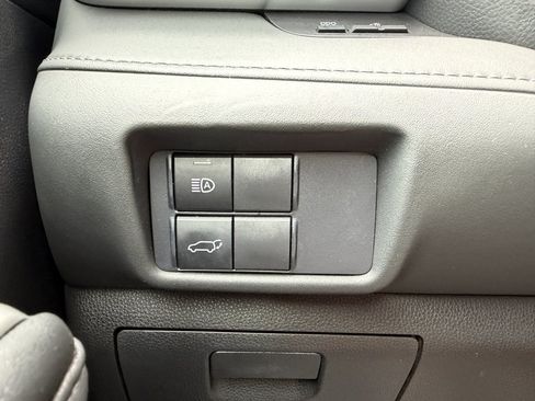 Used 2021 Toyota Highlander XLE AWD/4WD image 23