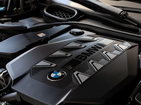 Certified 2025 BMW 760i xDrive w/ Executive Package image 39