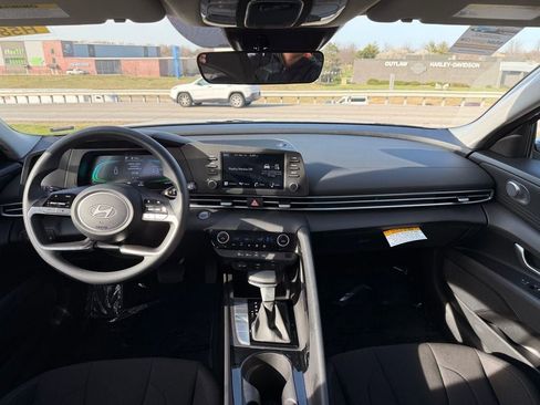 Used 2025 Hyundai Elantra Hybrid FWD image 26